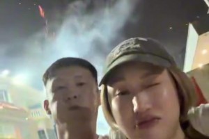 真是郎才女貌！周鹏和女友一同看烟花，欢度元宵~