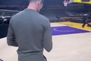 德约受邀到湖人球馆，完成了勒布朗标志性的三分球🏀 ...