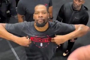 笑死！杜兰特与马刺球迷对着嘘，随后竟然还给他签名！😂