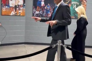 库里老爹戴尔-库里30号球衣将在中场休息时退役 女友一旁陪同